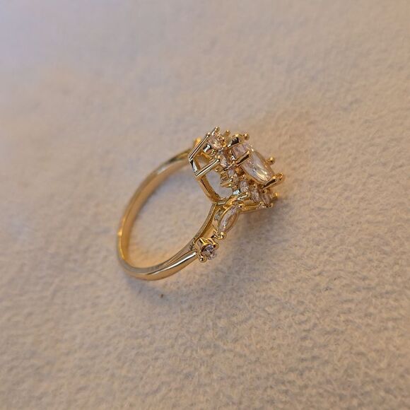 Gold tone size 8 sparkling ring - Picture 5 of 11